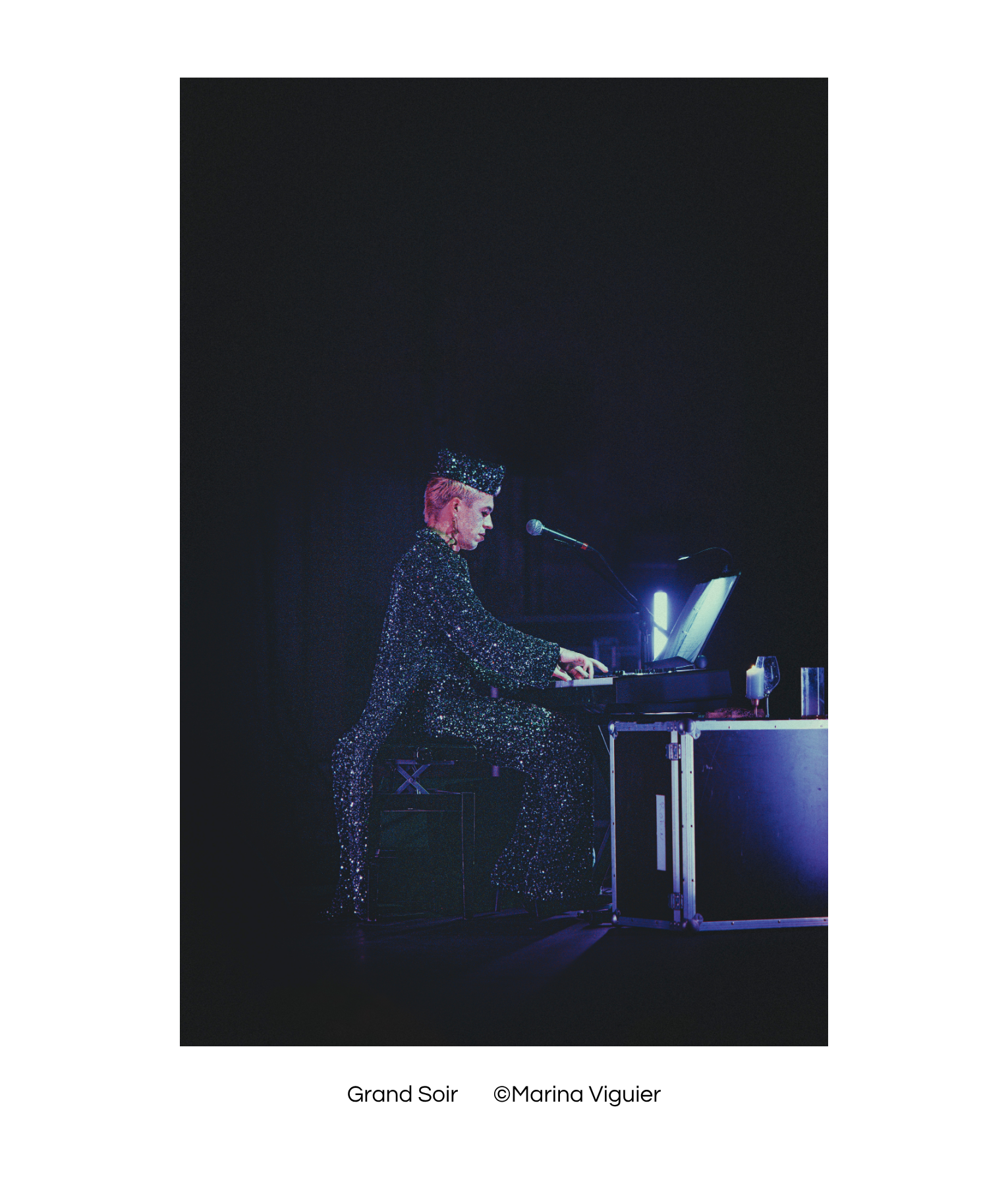Grand Soir, pianiste, chanteur et artiste du cabaret queer La Bouche