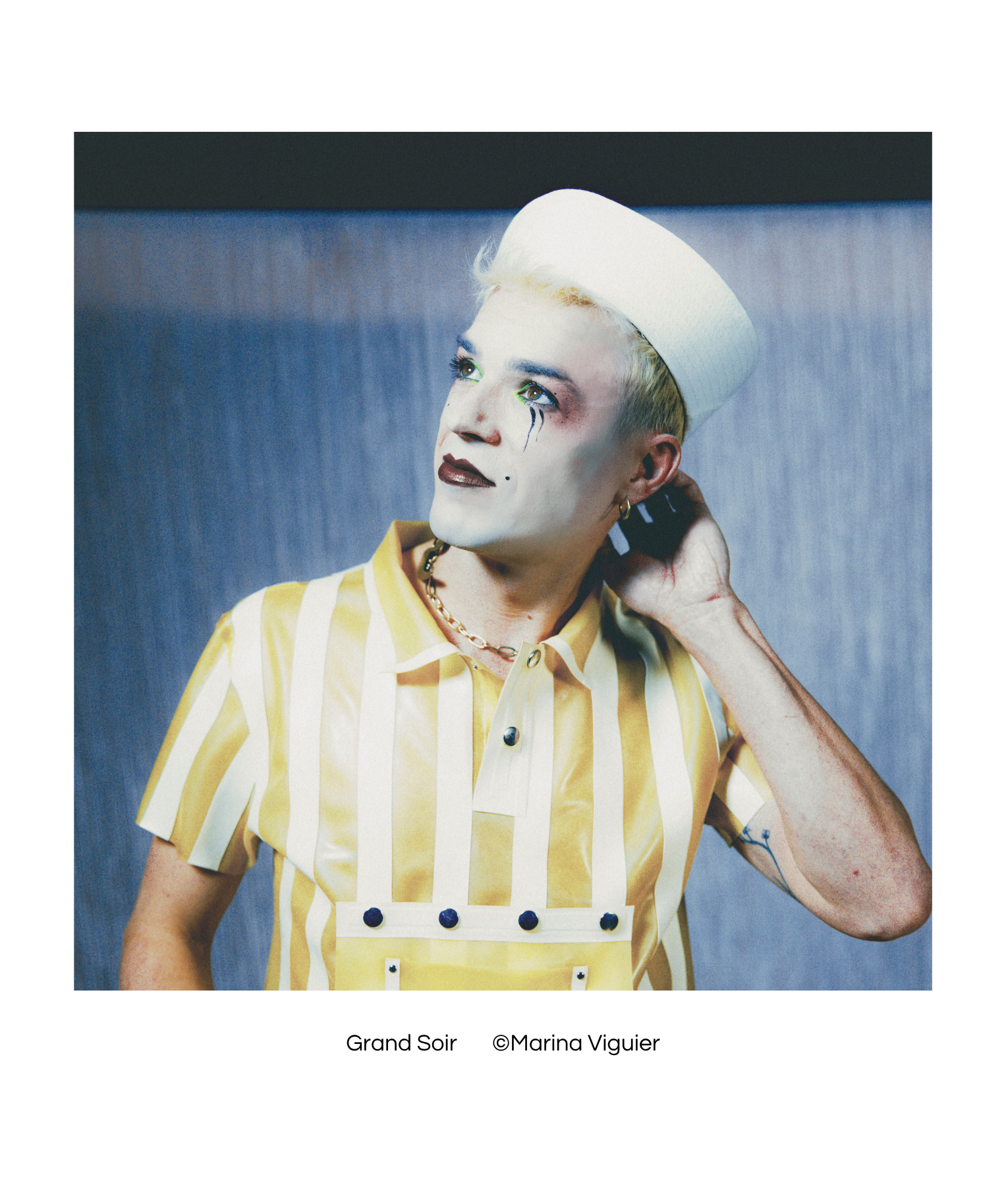 Grand Soir, pianiste, chanteur et artiste du cabaret queer La Bouche