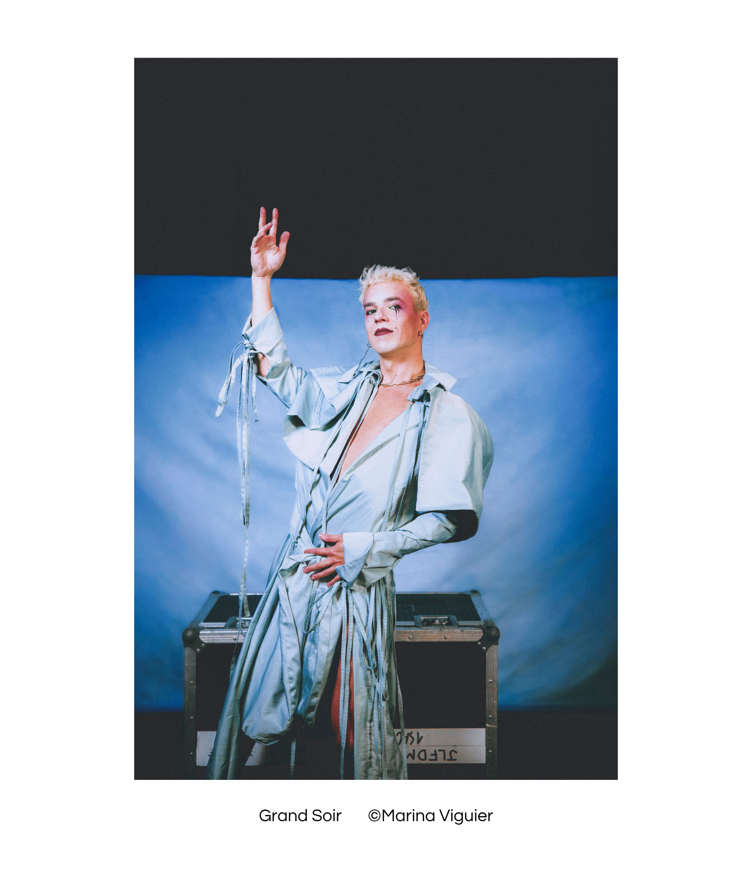 Grand Soir, pianiste, chanteur et artiste du cabaret queer La Bouche