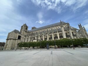 Face à la Maison des musées, la Cathédrale, fierté berrichonne