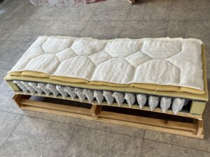 Matelas découpé en deux avec des coussins à l'intérieur