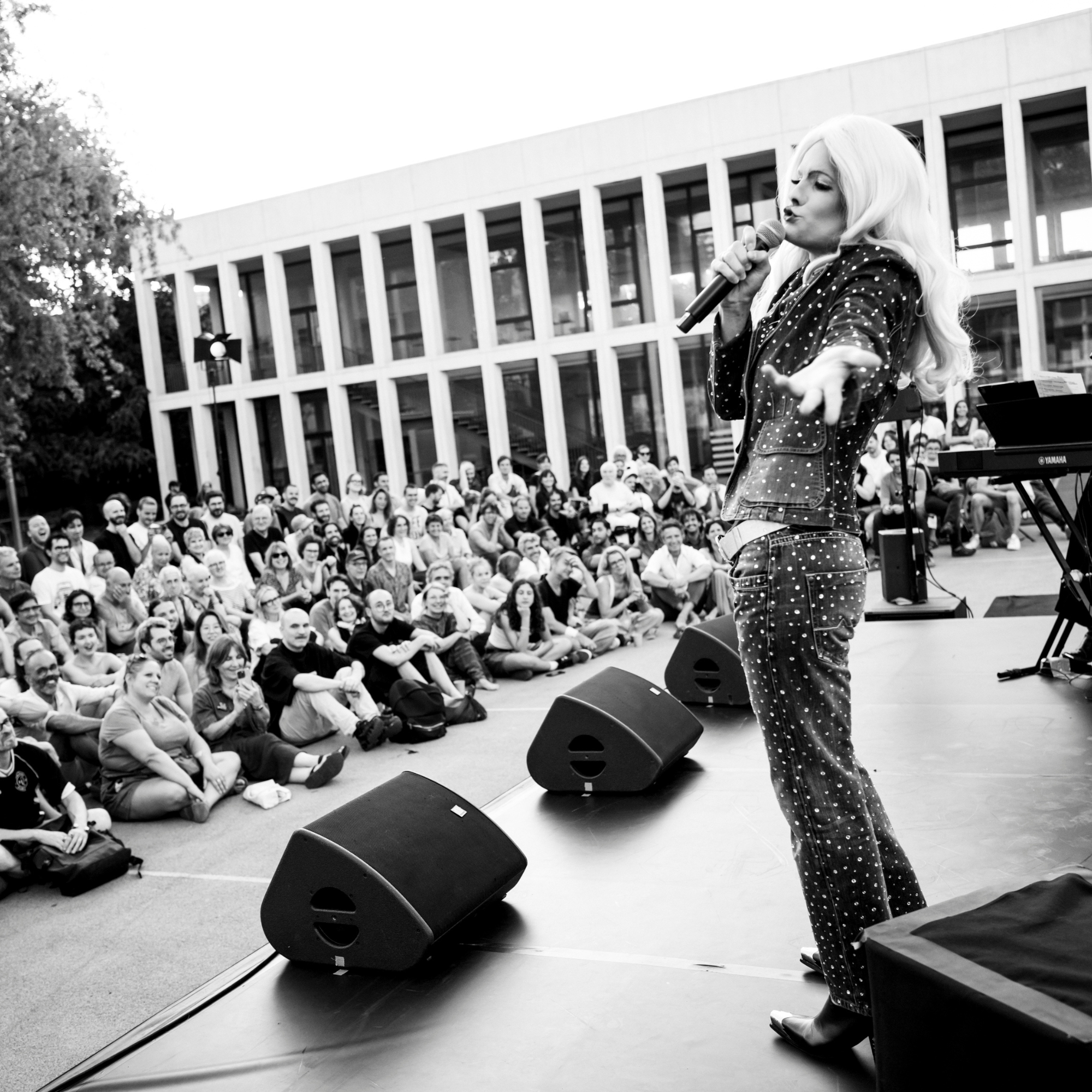 Cabaret des sosies - festival paris l'été Lycée Henri Bergson 20e avec la Mulette, Fürsy von Colmar, Clara Brajtman, David Noir, Angèle Micaux et Tristan Choquet Paris, le 20 juin 2024 ©Frédéric STUCIN