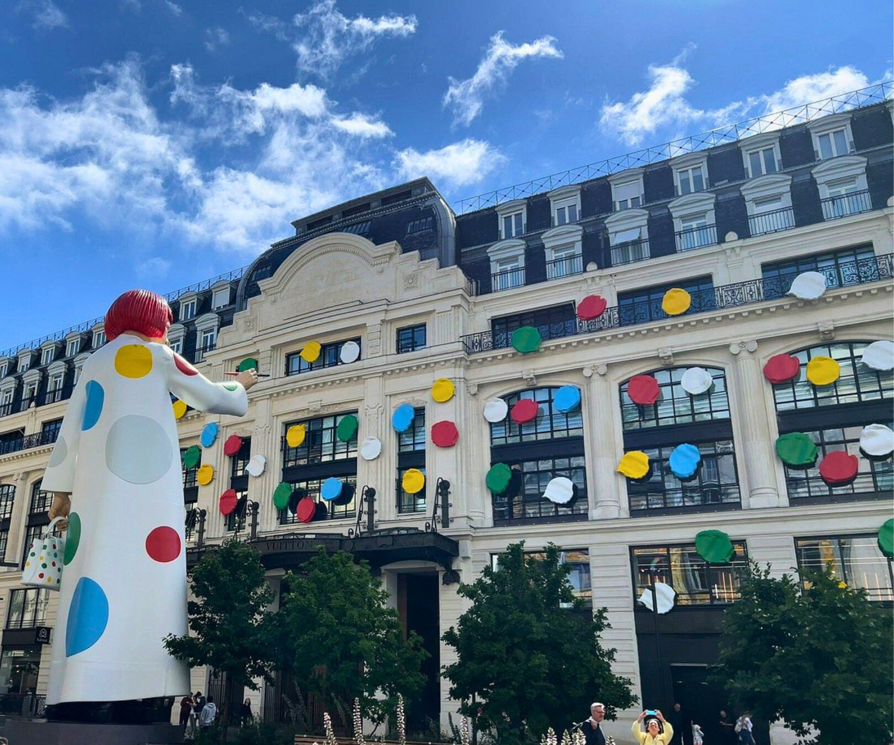Yayoi Kusama devant le siège de Louis Vuitton, rue du Pont-Neuf à Paris