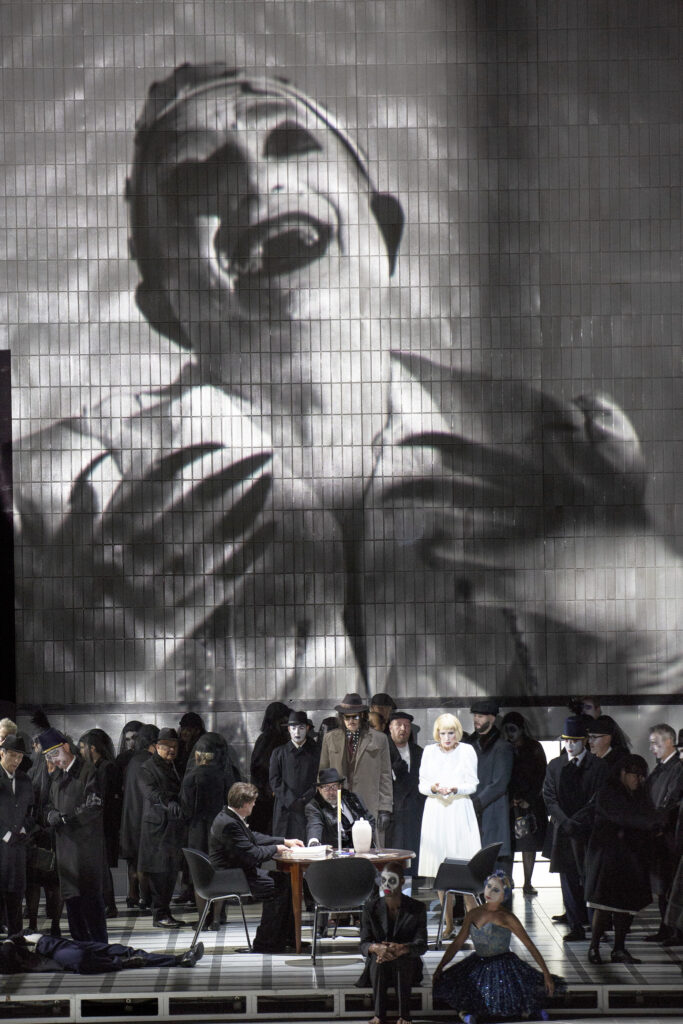 31355-Bernd_Uhlig___Opera_national_de_Paris-Hamlet-26-27—Bernd-Uhlig–19-