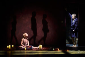Les comédiens Anne Rotger (Clémence) et Jérôme Kircher (André) réunis sur la scène du spectacle Poussières.