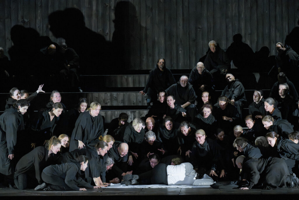 HSO_Macbeth_Chor_der_Hamburgischen_Staatsoper_Komparserie_der_Hamburgischen_Staatsoper_Kartal_Karagedik_c_Monika_Rittershaus