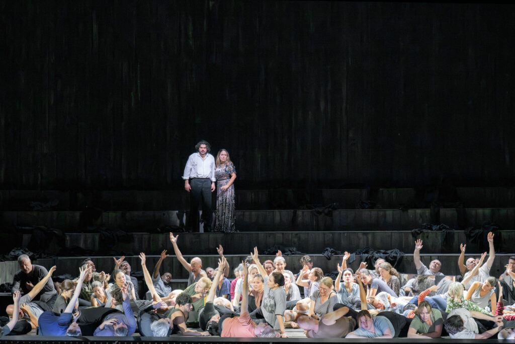 HSO_Macbeth_Kartal_Karagedik_Nino_Machaidze_Chor_der_Hamburgischen_Staatsoper_Komparserie_der_Hamburgischen_Staatsoper_c_Monika_Rittershaus