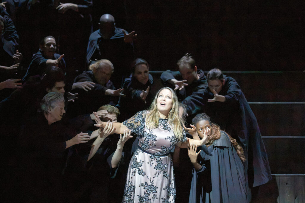 HSO_Macbeth_Nino_Machaidze_Chor_der_Hamburgischen_Staatsoper_Komparserie_der_Hamburgischen_Staatsoper_c_Monika_Rittershaus